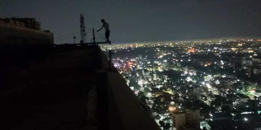 ၃၁ ထပ်တိုက်ပေါ်မှ ခုန်ချမည့် အမျိုးသား ၁ ဦးကို မန္တလေးမီးသတ် ကယ်တင်