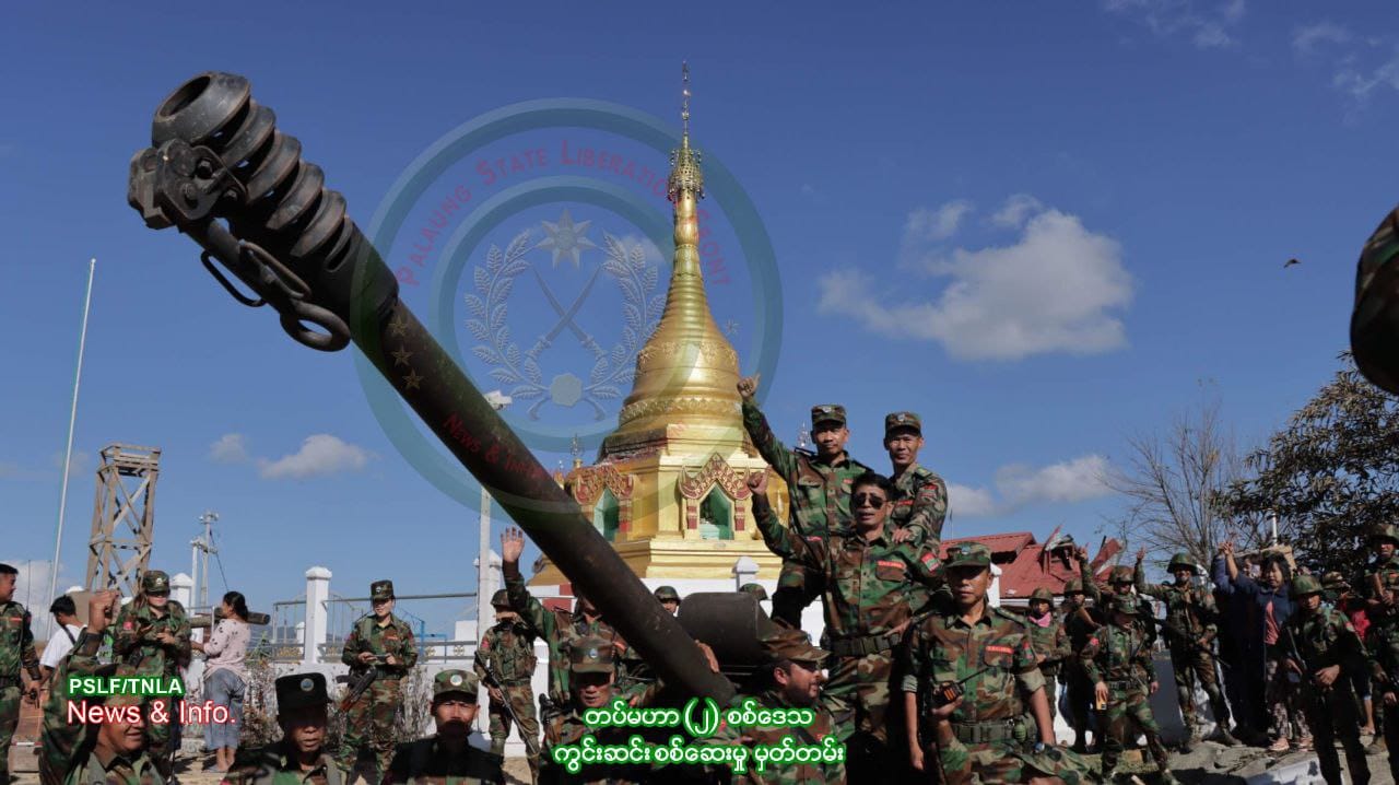 TNLA စစ်ဦးစီးချုပ် ရှေ့တန်းစစ်မြေပြင်သို့ ကွင်းဆင်းစစ်ဆေး (ဓာတ်ပုံ)