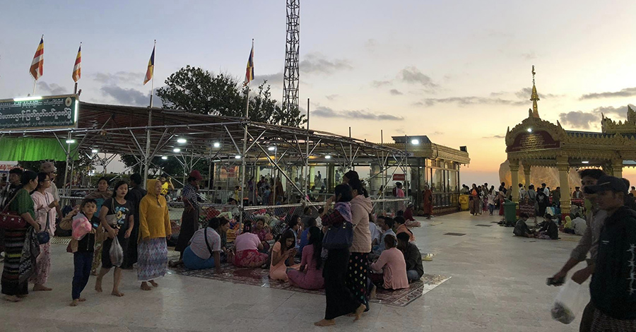 ဆီမီးကိုးထောင်ပွဲအတွက် ကျိုက်ထီးရိုးသို့ ဘုရားဖူးအများအပြား လာရောက်