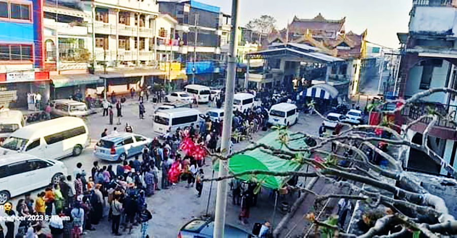 မြဝတီ လ.ဝ.က တွင် စာရွက်ကုန်နေသဖြင့် မဲဆောက်သွားရန် လူအများအပြား ပိတ်မိခဲ့