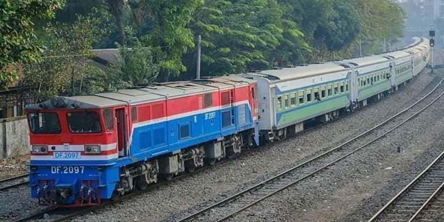 စက်သုံးဆီစျေးတက်မှုကြောင့် အဝေးပြေး ရထားလက်မှတ်ခဈေးနှုန်း တိုးမြှင့်