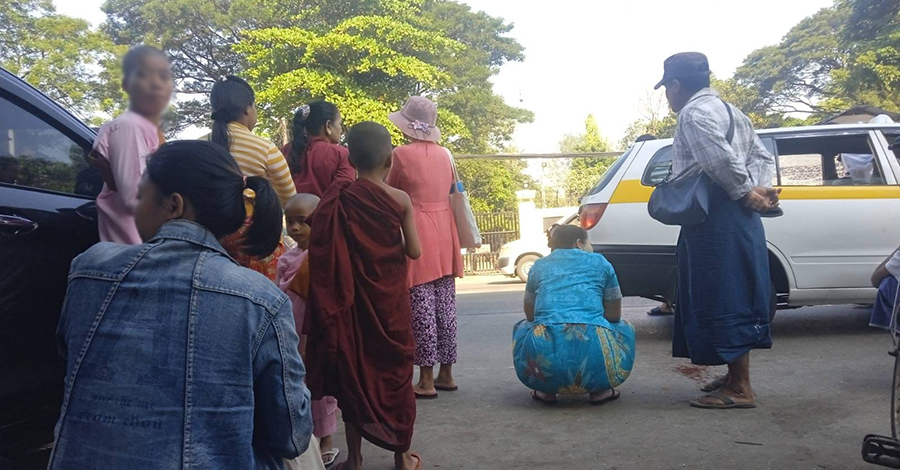 လွတ်လပ်ရေးနေ့ အင်းစိန်ထောင်ရှေ့ စောင့်ဆိုင်းနေကြသည့် အကျဉ်းသားမိသားစုများ (ဓာတ်ပုံ) 