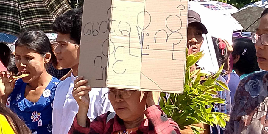 အင်းစိန်ထောင်ရှေ့က အမေစောင့်နေမယ်