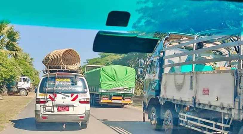 ရန်ကုန်-မန္တလေးအမြန်လမ်းတွင် ကုန်တင်ကားများပါ မောင်းနှင်နေသဖြင့် ယာဉ်တိုက်မှုများ ဖြစ်ပွား