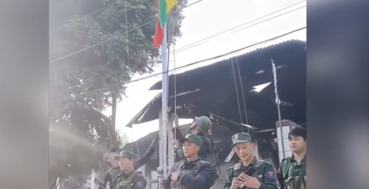 လောက်ကိုင်အခြေစိုက် ဗိုလ်မှူးချုပ် ၆ ဦးအပါအဝင် အရာရှိစစ်သည် ၂၀၀၀ ကျော်လက်နက်ချ