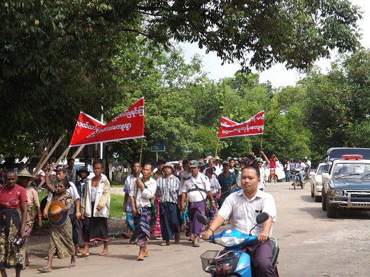 သိမ္းဆည္းခံလယ္ေျမ ျပန္ရေရး ဘားအံၿမိဳ႕တြင္ ခ်ီတက္ဆႏၵျပ