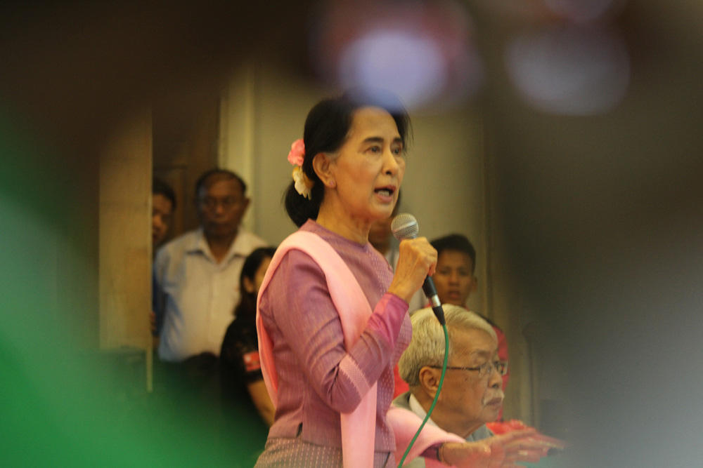 ေဒၚေအာင္ဆန္းစုၾကည္ႏွင့္ စာေပအႏုပညာရွင္မ်ား ေတြ႔ဆံု