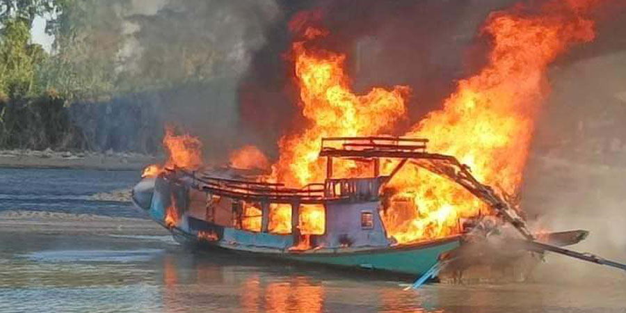 မော်လမြိုင်ကျွန်းတွင် ခရီးသည်တင် မော်တော် ၁ စီး မီးလောင်
