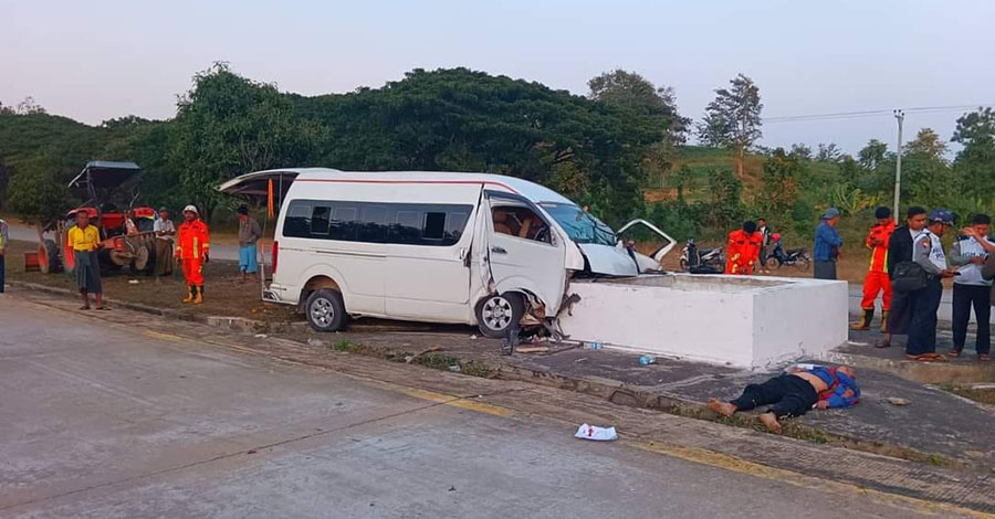 ရန်ကုန်-မန္တလေး အမြန်လမ်းတွင် ဘုရားဖူးယာဉ် အုတ်ရေကန်ကိုဝင်တိုက်၊ ၃ ဦးသေဆုံးပြီး ၉ ဦး ဒဏ်ရာရ