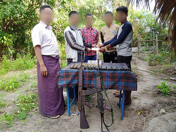 စစ်ကောင်စီတပ်သား ၃ ဦး ပုလဲပအဖထံ အလင်းဝင်