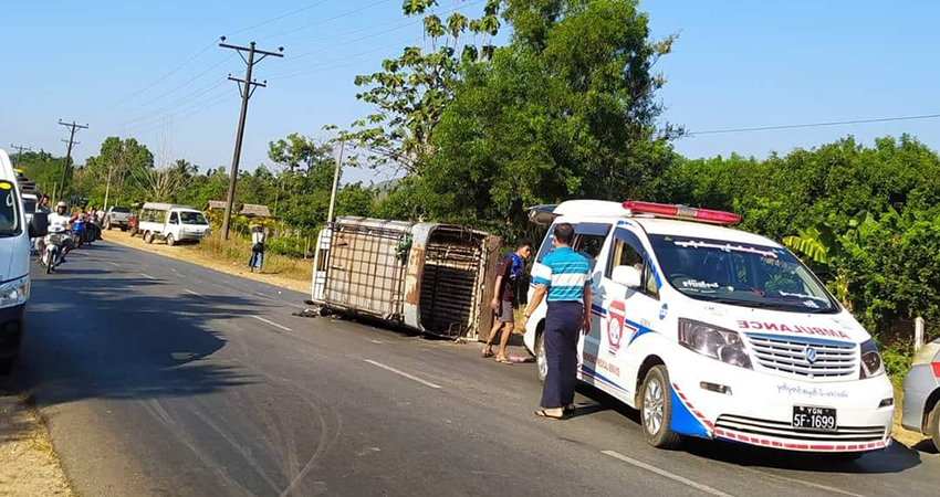 မုဒုံတွင် တက္ကသိုလ်ကြိုပို့ကားမှောက်ပြီး ၁၃ ဦးဒဏ်ရာရ