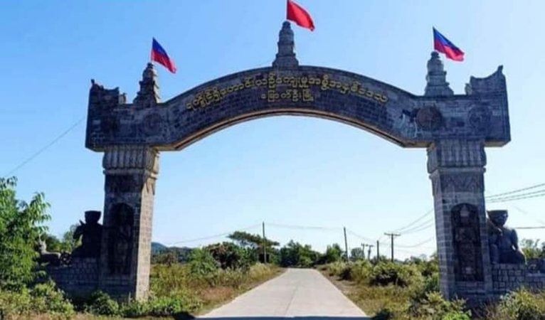 စစ်တပ်အရာရှိအပါအဝင် ၁၇ ဦး လက်နက်ခဲယမ်းများနှင့် အေအေထံအလင်းဝင်