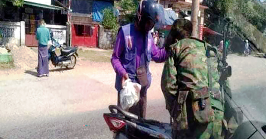 ပုသိမ်-မုံရွာလမ်းတွင် ကားနှင့် ဆိုင်ကယ်များကို စစ်ဆေးငွေညှစ်