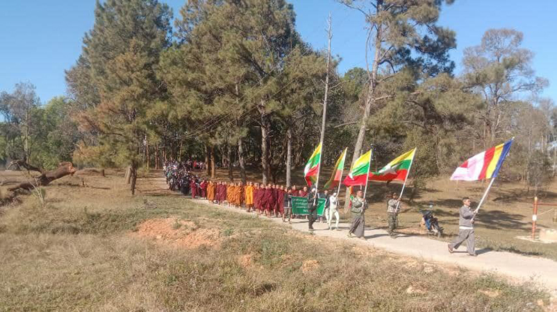 လွိုင်လင်နှင့် လင်းခေးတွင် စစ်တပ်က ကျောင်းထိုင်သံဃာတော်များကို အဓမ္မဆန္ဒပြခိုင်း
