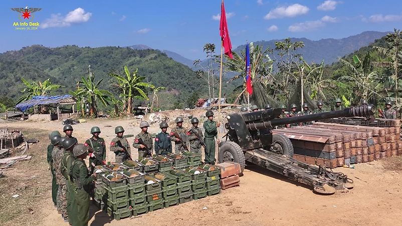 ပလက်ဝဒေသတွင် စစ်ကောင်စီတပ်များထံမှ အေအေက သိမ်းဆည်းရမိသည့် လက်နက်များ (ဓာတ်ပုံ) 