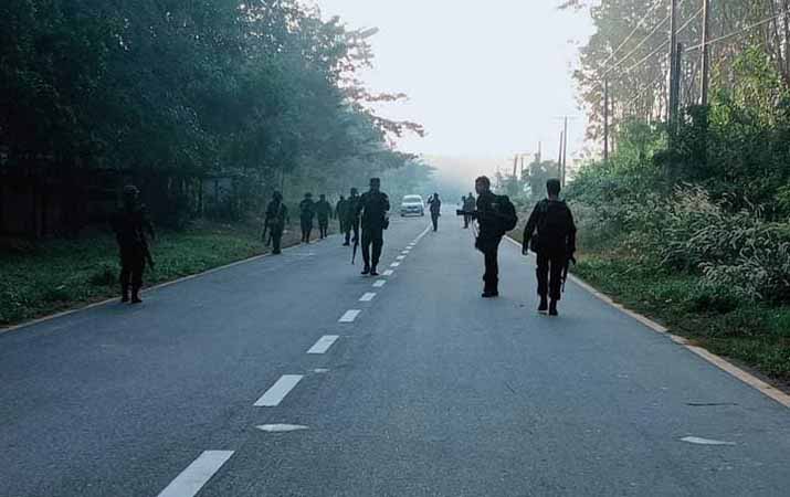 ရေး - မော်လမြိုင် လမ်းပေါ်က စစ်စခန်းတခု သိမ်းပိုက်ခံရ၊ လက်နက်ကြီးကြောင့် သထုံဒေသခံ ၂ ဦး ဒဏ်ရာရ