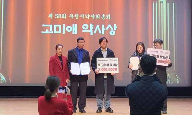 မြန်မာအလုပ်သမားလူမှုဖူလုံရေးစင်တာက ဆုငွေများအား စစ်ရှောင်များကို လှူဒါန်း