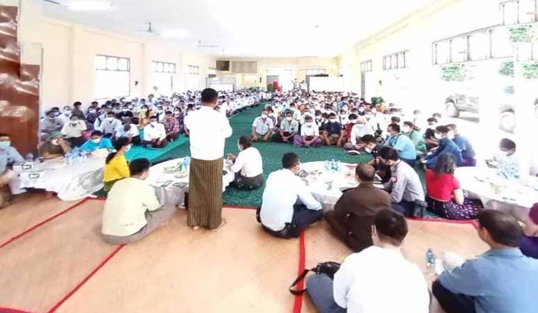 မအူပင်တွင်  ရွာအုပ်ချုပ်ရေးမှူးများကခေါ်သည့် အစည်းအဝေးမတက်က ဒဏ်ရိုက်