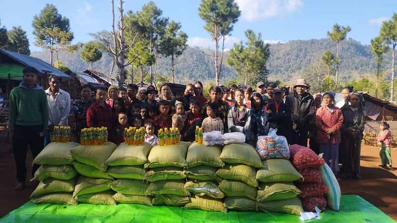 ဒီးမော့ဆိုအနောက်ခြမ်း ဗုံးကြဲခံရ၊ ဖယ်ခုံအစပ်က စစ်ရှောင်များ ရေနှင့် ဆန်ပြတ်လပ်