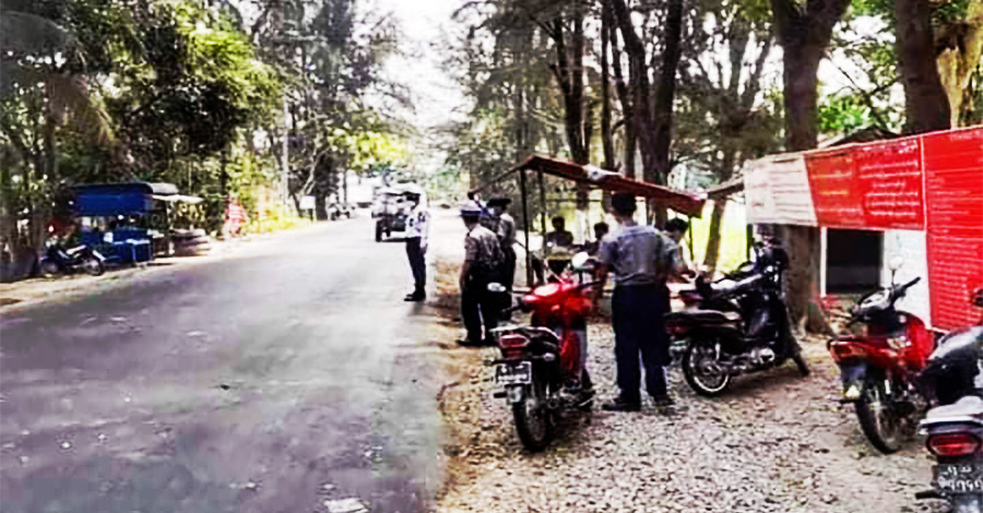 ဟင်္သာတမြို့ အဝင်အထွက်ဂိတ်တွင် စစ်ကောင်စီ တပ်နှင့်ရဲက စစ်ဆေးငွေညှစ်နေ 