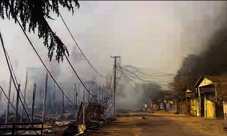 ကော့ကရိတ်တွင် တိုက်ပွဲများဖြစ်နေပြီး နေအိမ် ၆၀ ကျော် မီးလောင်ဆုံးရှုံး