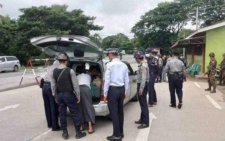 ဝါးခယ်မမြို့၌ စစ်တပ်က လုံခြုံရေးအကြောင်းပြ စစ်ဆေးပြီး ငွေတောင်း 