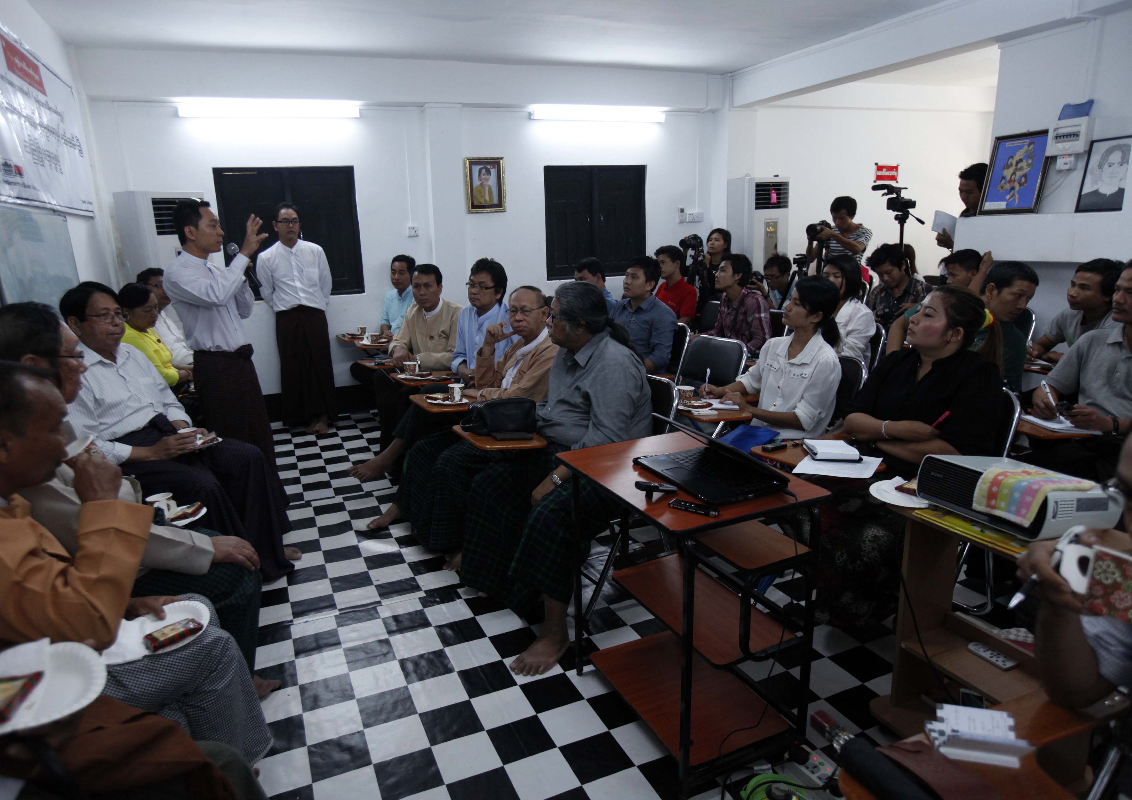 သတင္းမီဒီယာလြတ္လပ္ခြင့္ဥပေဒ ေဆြးေႏြးပြဲ (ဓာတ္ပုံ)
