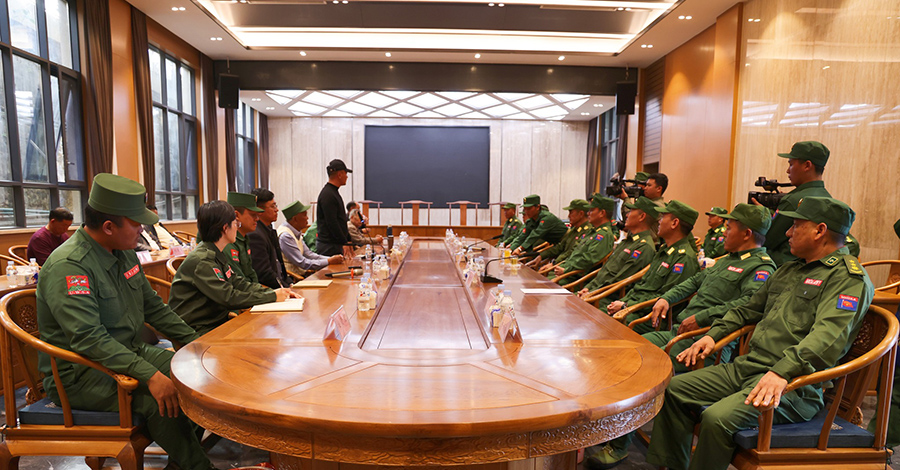 ‘ဝ’ခေါင်းဆောင်များနှင့် ကိုးကန့်တပ်မတော် စစ်ဦးစီးချုပ် တွေ့ဆုံဆွေးနွေး      