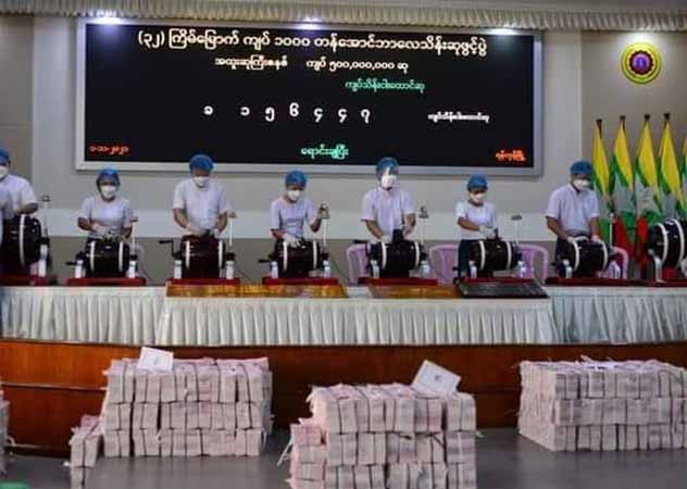 အောင်ဘာလေထီဖွင့်ပွဲ၌ သစ်သားစည်ထဲမှ ဂေါ်လီလုံးနှိုက်ယူသည့်စနစ် ရပ်နား