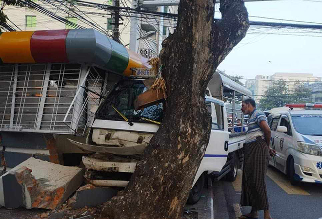 ရန်ကုန်မြို့ထဲတွင် ကား ၂ စီးတိုက်မိပြီး ၇ ဦး ဒဏ်ရာရ