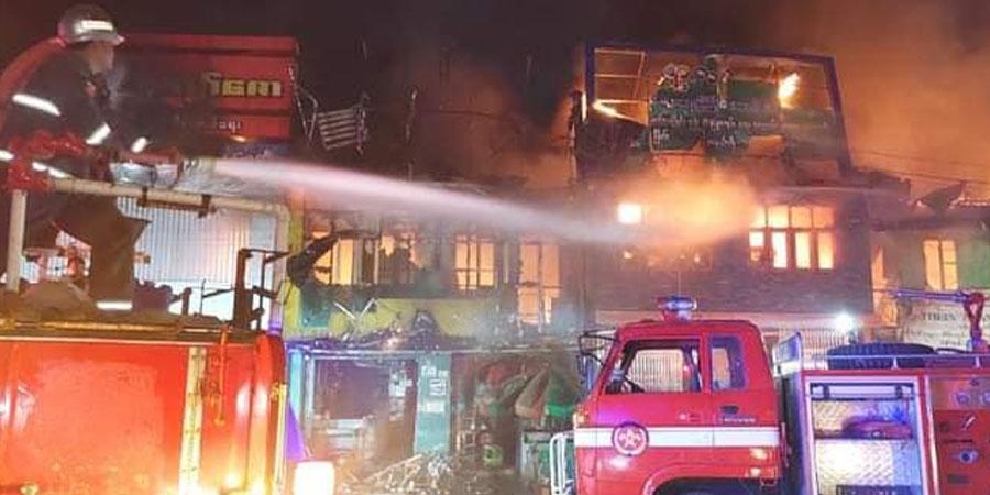 အောင်မင်္ဂလာအဝေးပြေးကားဝင်းတွင် မီးလောင်၊ လူ ၃ ဦးသေဆုံးပြီး ဆိုင်ခန်းများမီးလောင် 