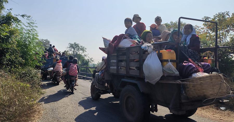 စစ်ကောင်စီတပ် စစ်ကြောင်းထိုးလာဖြင့် ဘေးလွတ်ရာထွက်ပြေးနေကြရသည့် ခင်ဦးမြို့နယ်က ပြည်သူများ(ဓာတ်ပုံ) 