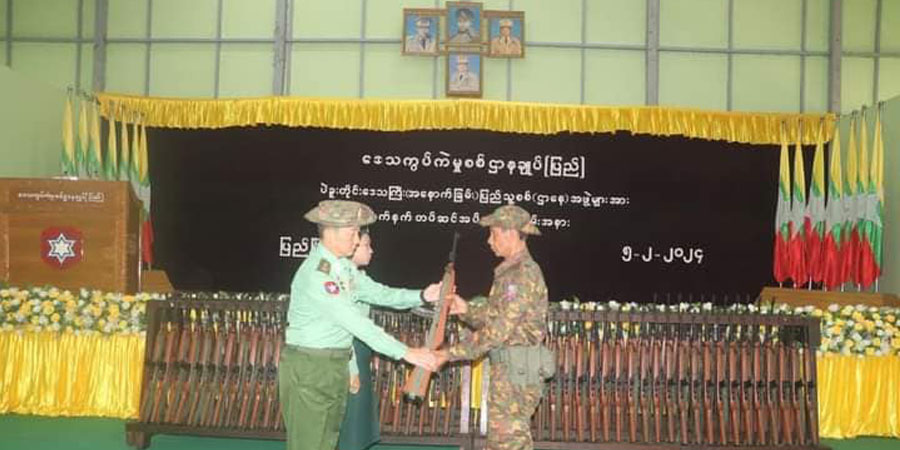 ပြည်မြို့၌ ပြည်သူ့စစ်သင်တန်းဆင်းသူများကို လက်နက်များ တပ်ဆင်ပေး