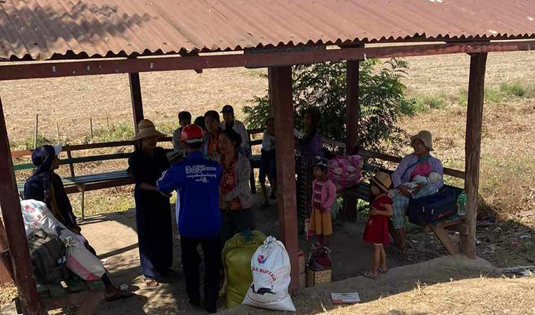 ထန်းတပင်တံတား စစ်ကောင်စီဂိတ်က စစ်ရှောင်များကို ပိတ်ဆို့ထား 