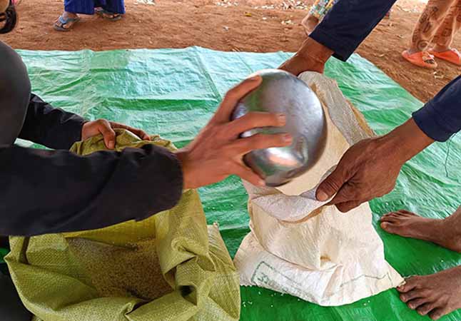 ဒီးမော့ဆိုက ဆန်ပြတ်လပ်နေသည့် စစ်ရှောင်စခန်းကို ဆန်လှူဒါန်း
