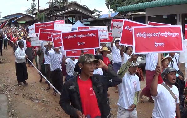 အိမ္ေျခ ၁၅၀ ေက်ာ္ မေျပာင္းေရႊ႕ရေရး သပိတ္က်င္းေဒသခံမ်ား ဆႏၵျပ