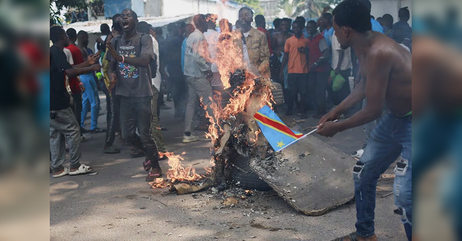 ကွန်ဂိုတွင် အမေရိကန်အလံ မီးရှို့ ဆန္ဒပြမှုကို ရဲတပ်ဖွဲ့က မျက်ရည်ယိုဗုံး ပစ်ခတ် လူစုခွဲ