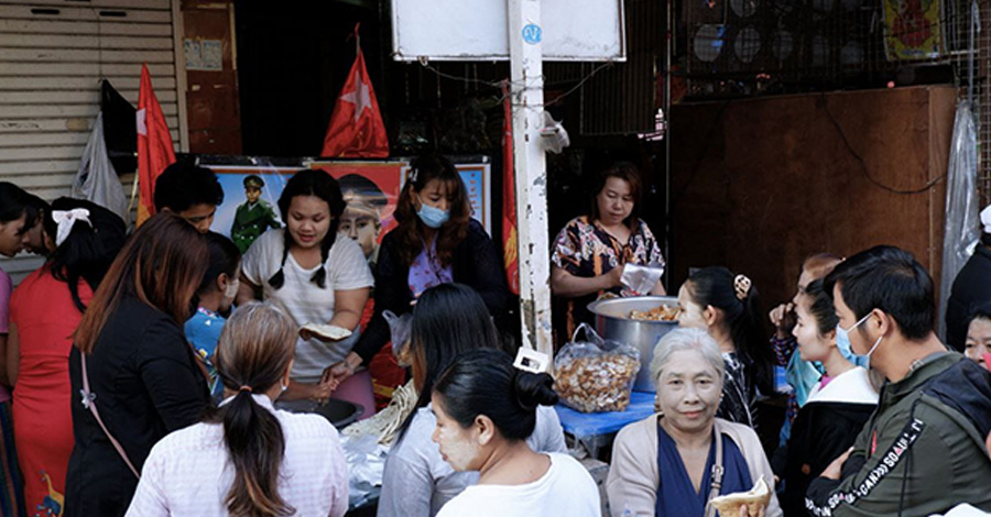 ဗိုလ်ချုပ်အောင်ဆန်းမွေးနေ့ အထိမ်းအမှတ် မဲဆောက်မြို့တွင် ပဲပြုတ်နှင့် နံပြား စတုဒိသာကျွေး