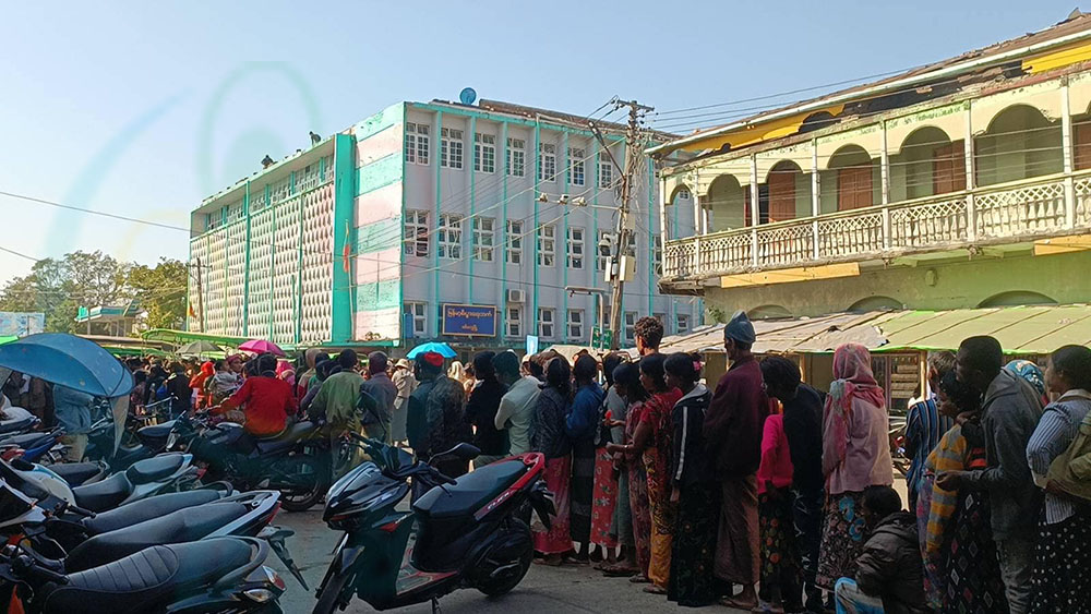 စစ်တွေတွင် စားသုံးဆီရရှိရန် တန်းစီဝယ်ယူနေရ (ဓာတ်ပုံ)