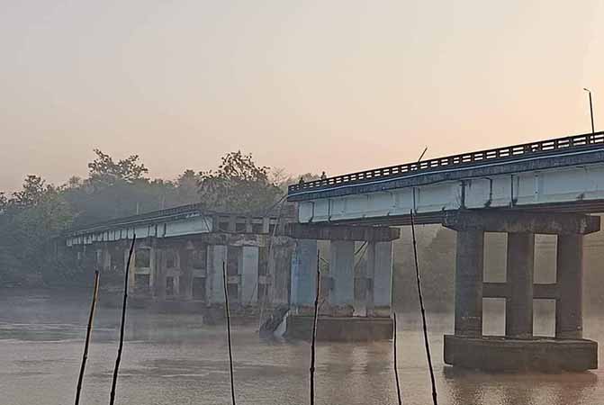 မအီမြို့က  စစ်သားနှင့်ရဲများပြောင်းရွှေ့ပြီးနောက် တံတား ၂ စင်းကို မိုင်းခွဲသွား