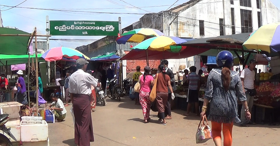 ပြည်မြို့နယ်ရှိ စည်ပင်ဈေးများ၌ စစ်ရှောင်များအတွက်ဆိုပြီး အလှူငွေကောက်နေ
