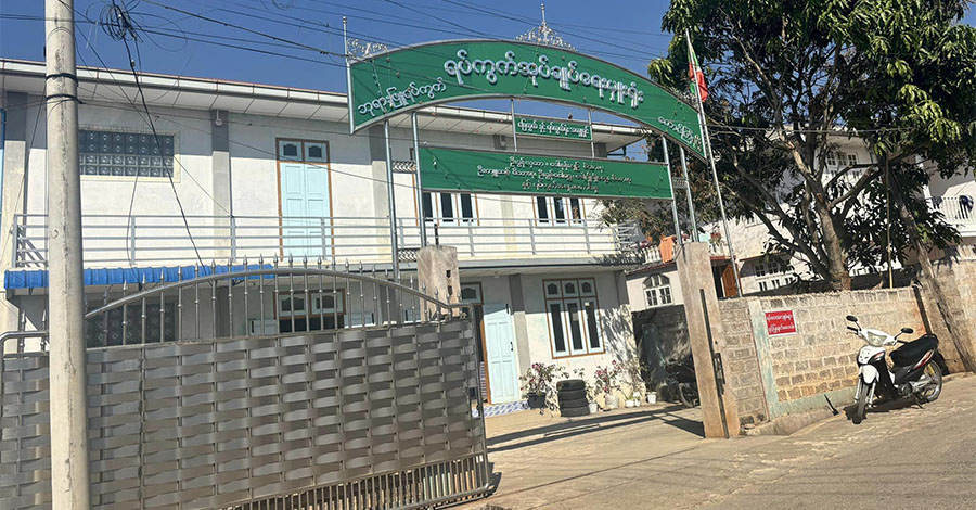တောင်ကြီးမြို့၌ တကိုယ်လုံးပုံ ဓာတ်ပုံရိုက်ပြီး ဧည့်စာရင်းတိုင်နေရ