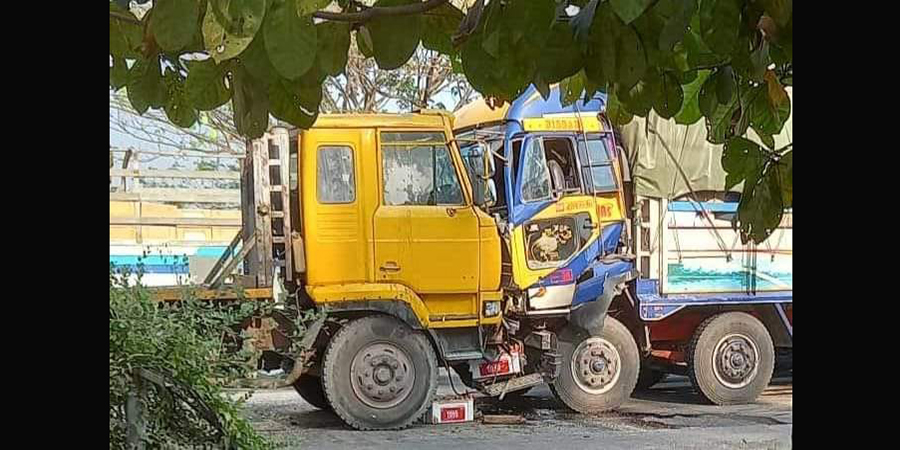 ရွှေပြည်သာတွင် ကုန်ကား ၂ စီး ခေါင်းချင်းဆိုင်တိုက်မိ