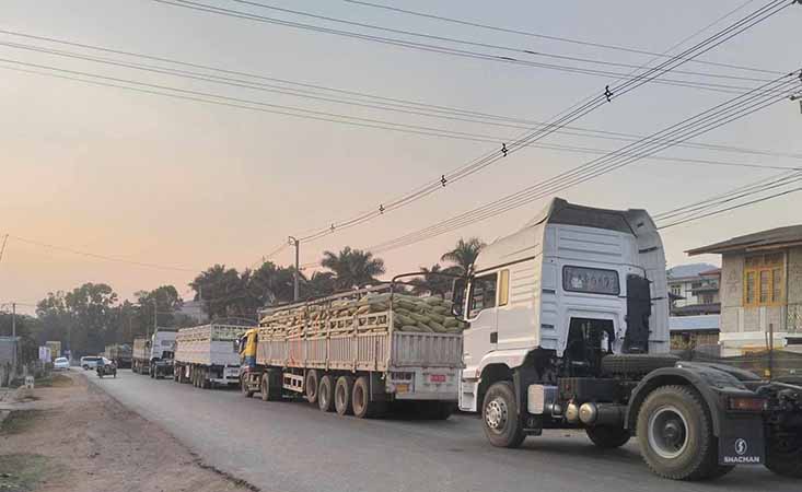 မိုင်းပွန်မြို့ အနီး တိုက်ပွဲ ပြင်းထန်ပြီး လမ်းပိတ်ထားသဖြင့် ခရီးသွားကားများ ပိတ်မိနေ