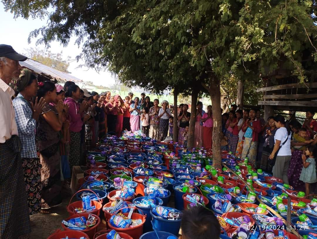 ကလေးမြို့နယ်ရှိ စစ်ဘေးရှောင်များအတွက် ဆန်နှင့် ပစ္စည်းများ ကူညီထောက်ပံ့ (ဓာတ်ပုံ) 
