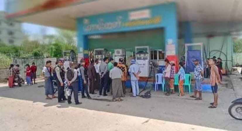 ဧရာဝတီတိုင်းတွင် စက်သုံးဆီဆိုင်များ  ဈေးတင်မရောင်းရန် စစ်တပ်က လိုက်စစ်နေ