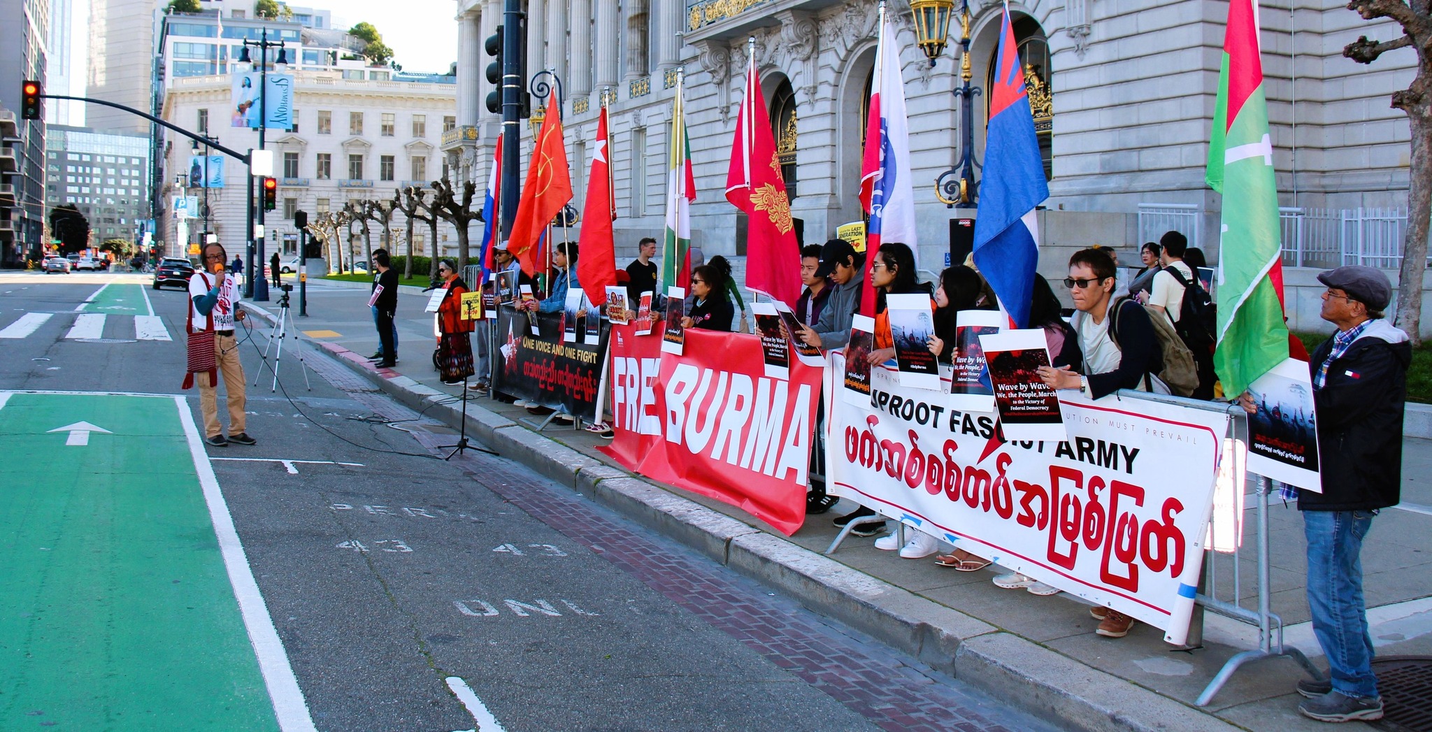 စစ်မှုထမ်းဥပဒေ ဆန့်ကျင်ကန့်ကွက်ဆန္ဒပြလှုပ်ရှားမှု ဆန်ဖရန်စစ္စကိုတွင် ပြုလုပ် (ဓာတ်ပုံ)  