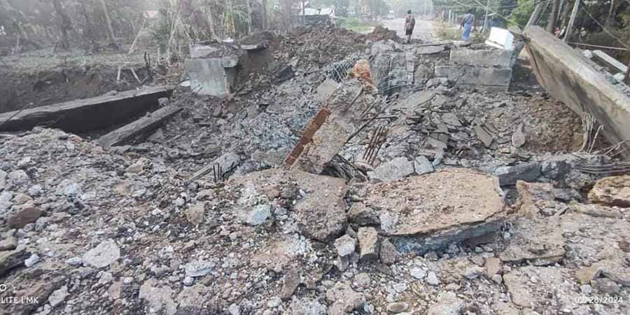 ကျိုက်ကော်-မိုးကောင်း တံတားမိုင်းခွဲခံရပြီး လမ်းပန်းဆက်သွယ်ရေး ပြတ်တောက်၊ ပြည်သူ ၁ ဦး ဒဏ်ရာရ