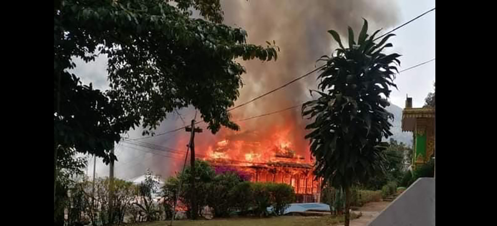 ဟိုပုံးတွင် စစ်တပ်က ဗုံးကြဲတိုက်ခိုက်သဖြင့် ဘုန်းတော်ကြီးကျောင်း မီးလောင်ပျက်စီး