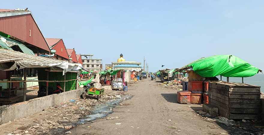 စစ်တွေတွင် ရေတပ်ကပစ်ခတ်သည့် လက်နက်ကြီးကျည်ထိမှန်ပြီး အရပ်သားများသေဆုံး ဒဏ်ရာရ